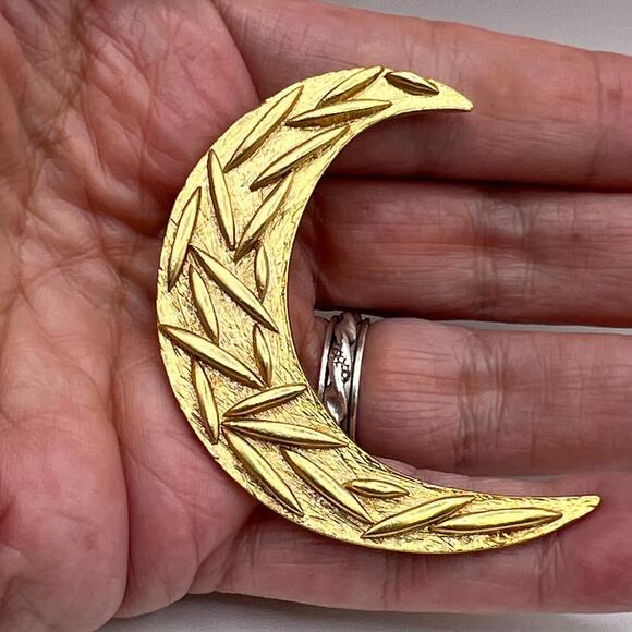 HANAE Mori Crescent Moon Brooch Pin Gold Tone Signed Costume Jewelry - Picture 2 of 7